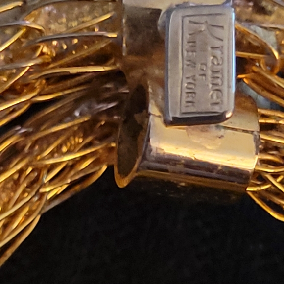 Vintage Kramer New York Brooch Signed, Gold Tone - Picture 4 of 4